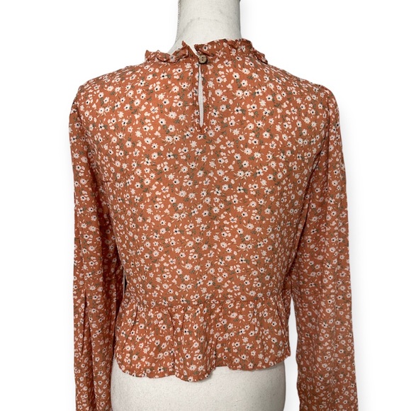Boutique Dainty Floral Ruffled Long Sleeve Peplum Top NWT - Picture 5 of 8